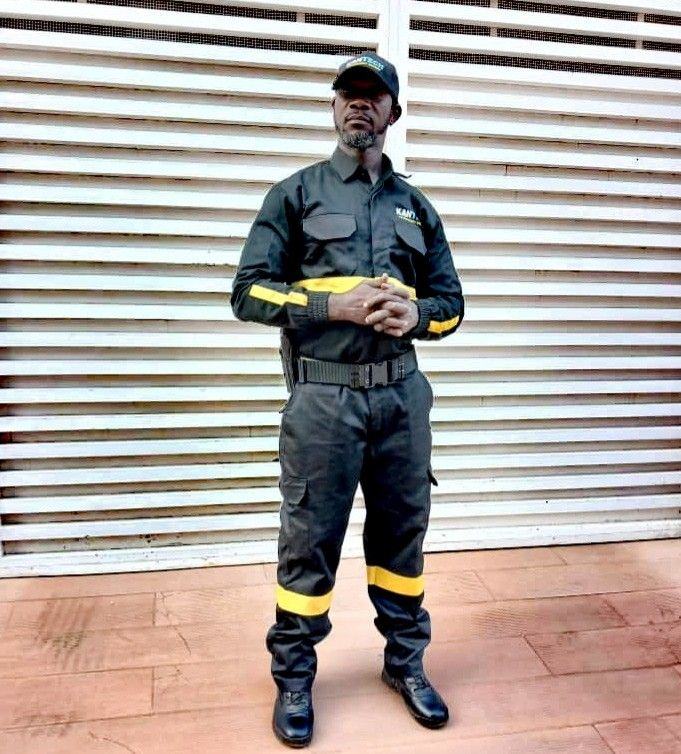 Agent de sécurité KANTECH en tenue officielle