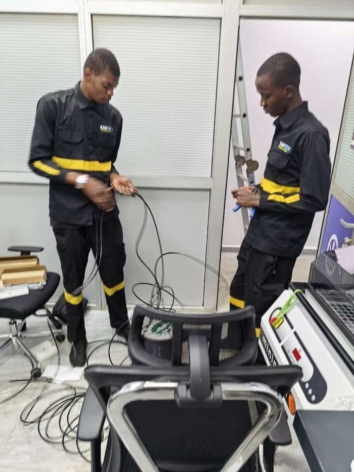 Techniciens KANTECH câblant des équipements informatiques